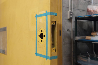 赤穂市　工場様　ノブから自動施錠錠へ　錠交換工事