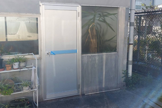 尼崎市　工場　ドア修理　アルミサッシ取付工事