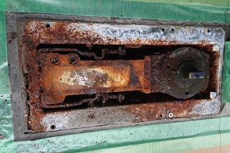 赤穂市　フロアヒンジ　交換　修理