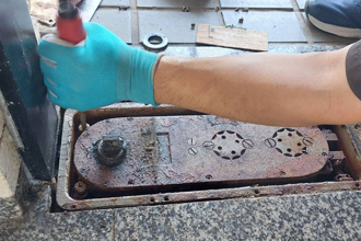 赤穂市　フロアヒンジ　修理　交換