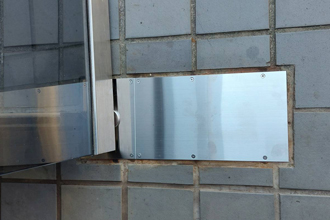 赤穂市　フロアヒンジ　修理　交換