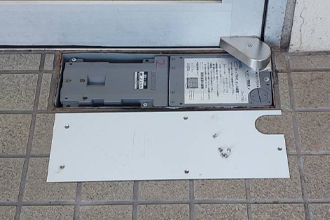 赤穂市　フロアヒンジ　交換　修理