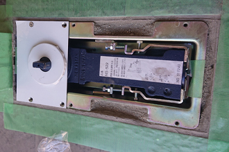 赤穂市　フロアヒンジ　交換　修理