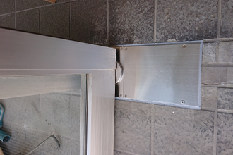 赤穂市　フロアヒンジ　交換　修理