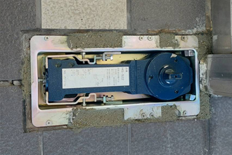 姫路市　フロアヒンジ　修理　交換