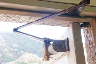 赤穂市　ピポットヒンジ　丁番　修理　交換