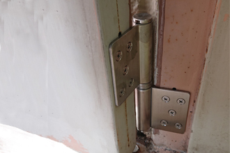 赤穂市　ピポットヒンジ　丁番　修理　交換