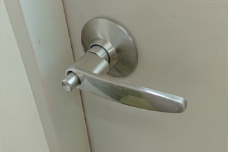 赤穂市　ピポットヒンジ　丁番　修理　交換